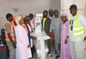 ETIC Sénégal offre une table chauffante au poste de santé de Malika